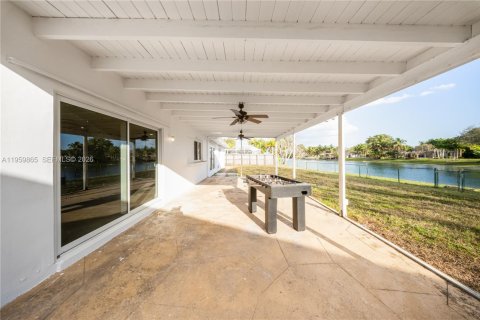 House in Miami, Florida 4 bedrooms, 176.05 sq.m. № 2031159 - photo 20