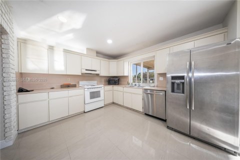 House in Miami, Florida 4 bedrooms, 176.05 sq.m. № 2031159 - photo 8