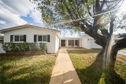 House in Miami, Florida 4 bedrooms, 176.05 sq.m. № 2031159 - photo 24