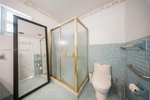 House in Miami, Florida 4 bedrooms, 176.05 sq.m. № 2031159 - photo 13