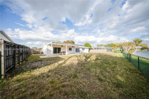 House in Miami, Florida 4 bedrooms, 176.05 sq.m. № 2031159 - photo 23