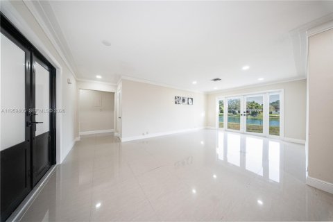 House in Miami, Florida 4 bedrooms, 176.05 sq.m. № 2031159 - photo 4