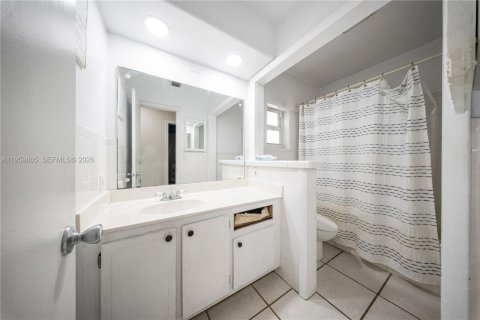 House in Miami, Florida 4 bedrooms, 176.05 sq.m. № 2031159 - photo 18