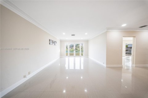 House in Miami, Florida 4 bedrooms, 176.05 sq.m. № 2031159 - photo 3