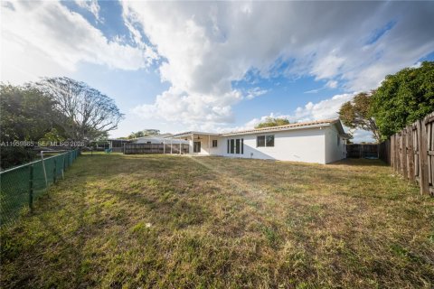 House in Miami, Florida 4 bedrooms, 176.05 sq.m. № 2031159 - photo 22