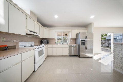 House in Miami, Florida 4 bedrooms, 176.05 sq.m. № 2031159 - photo 7