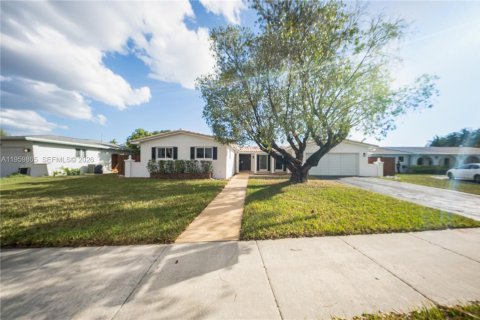 House in Miami, Florida 4 bedrooms, 176.05 sq.m. № 2031159