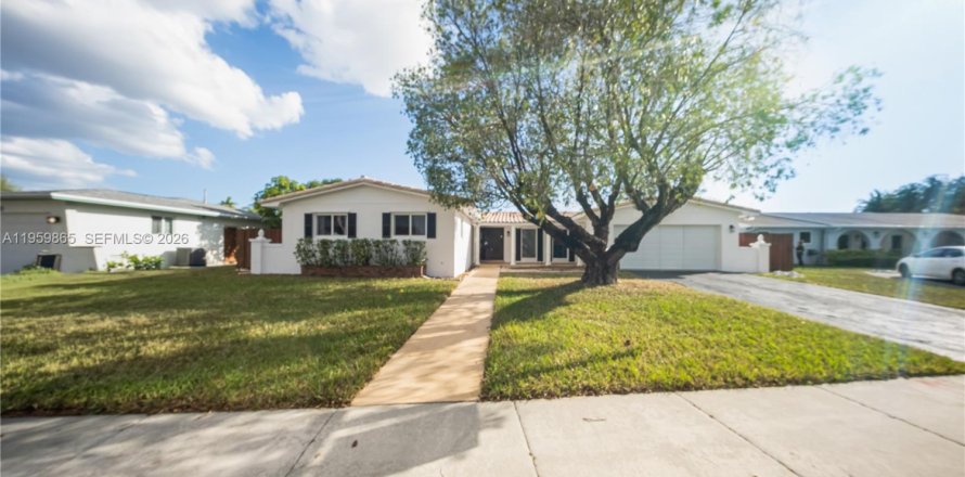 House in Miami, Florida 4 bedrooms, 176.05 sq.m. № 2031159