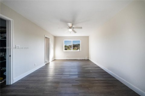 House in Miami, Florida 4 bedrooms, 176.05 sq.m. № 2031159 - photo 10