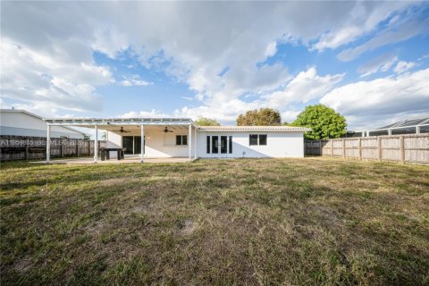 House in Miami, Florida 4 bedrooms, 176.05 sq.m. № 2031159 - photo 21