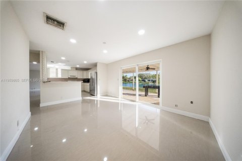 House in Miami, Florida 4 bedrooms, 176.05 sq.m. № 2031159 - photo 9