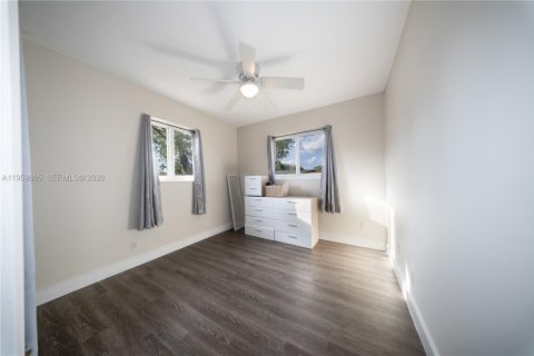 House in Miami, Florida 4 bedrooms, 176.05 sq.m. № 2031159 - photo 16