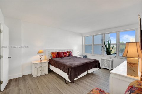 Condo in Hollywood, Florida, 1 bedroom  № 1947658 - photo 27