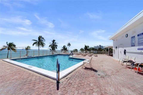 Condo in Hollywood, Florida, 1 bedroom  № 1947658 - photo 17