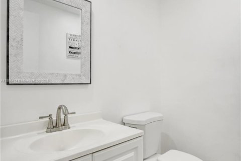 Condo in Hollywood, Florida, 1 bedroom  № 1947658 - photo 11