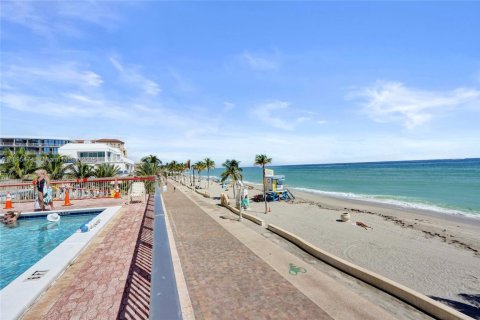 Condo in Hollywood, Florida, 1 bedroom  № 1947658 - photo 16