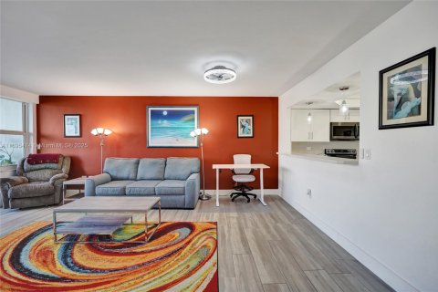 Condo in Hollywood, Florida, 1 bedroom  № 1947658 - photo 26