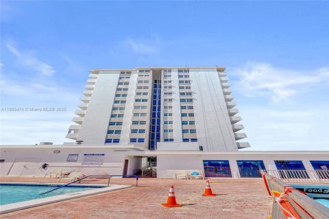 Condo in Hollywood, Florida, 1 bedroom  № 1947658 - photo 13