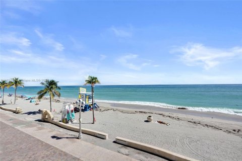 Condo in Hollywood, Florida, 1 bedroom  № 1947658 - photo 15