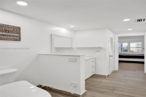 Condominio en venta en Hollywood, Florida, 1 dormitorio, 75.44 m2 № 1947658 - foto 10