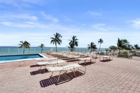 Condo in Hollywood, Florida, 1 bedroom  № 1947658 - photo 18