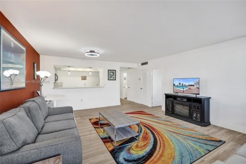 Condo in Hollywood, Florida, 1 bedroom  № 1947658 - photo 22