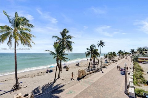 Condo in Hollywood, Florida, 1 bedroom  № 1947658 - photo 19