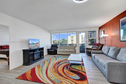 Condo in Hollywood, Florida, 1 bedroom  № 1947658 - photo 24