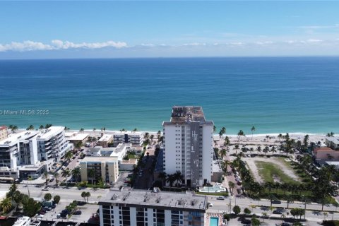 Condo in Hollywood, Florida, 1 bedroom  № 1947658 - photo 1