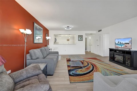 Condo in Hollywood, Florida, 1 bedroom  № 1947658 - photo 23