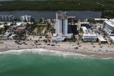 Condo in Hollywood, Florida, 1 bedroom  № 1947658 - photo 2