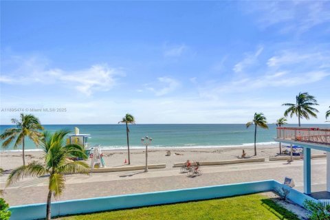 Condo in Hollywood, Florida, 1 bedroom  № 1947658 - photo 12