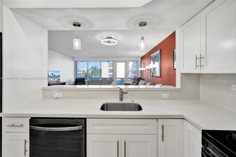 Condo in Hollywood, Florida, 1 bedroom  № 1947658 - photo 7