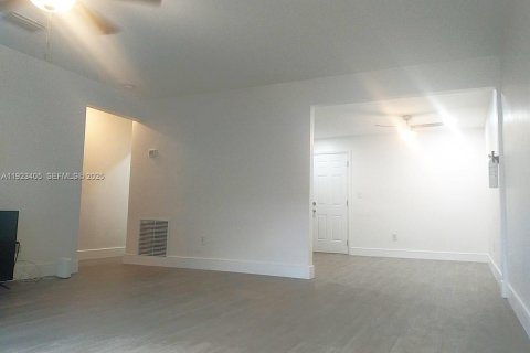Villa ou maison à louer à Miami, Floride: 1 chambre, 196.77 m2 № 1982586 - photo 2