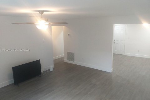 Villa ou maison à louer à Miami, Floride: 1 chambre, 196.77 m2 № 1982586 - photo 6