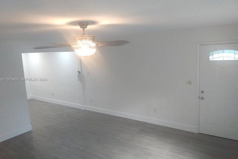 Villa ou maison à louer à Miami, Floride: 1 chambre, 196.77 m2 № 1982586 - photo 3