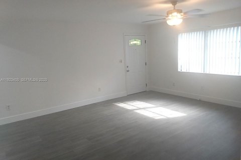 Villa ou maison à louer à Miami, Floride: 1 chambre, 196.77 m2 № 1982586 - photo 4