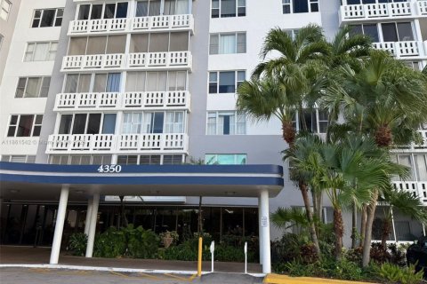 Condo in Hollywood, Florida, 2 bedrooms  № 1892414 - photo 1