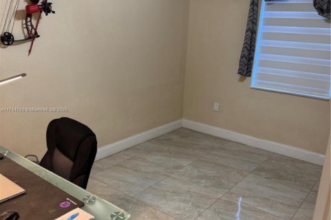 Casa en venta en Miami Gardens, Florida, 4 dormitorios, 111.48 m2 № 1940367 - foto 5