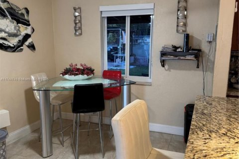 Casa en venta en Miami Gardens, Florida, 4 dormitorios, 111.48 m2 № 1940367 - foto 12