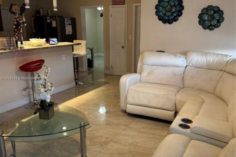Casa en venta en Miami Gardens, Florida, 4 dormitorios, 111.48 m2 № 1940367 - foto 4