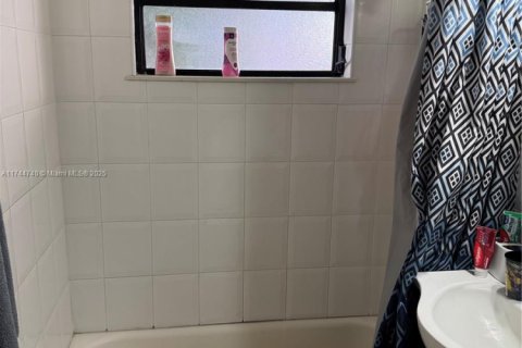 Casa en venta en Miami Gardens, Florida, 4 dormitorios, 111.48 m2 № 1940367 - foto 11