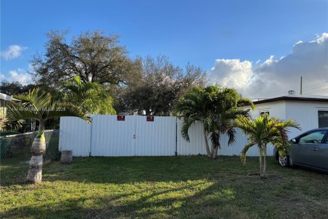 Casa en venta en Miami Gardens, Florida, 4 dormitorios, 111.48 m2 № 1940367 - foto 1