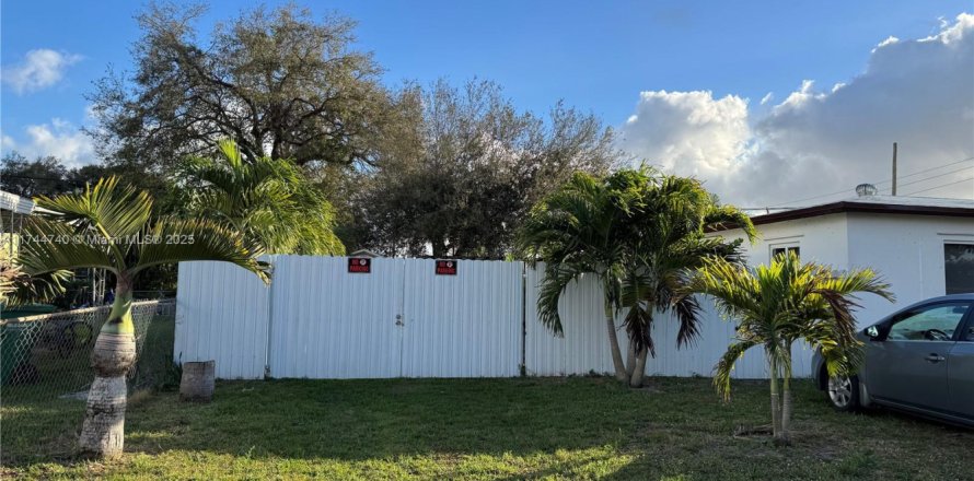 Casa en Miami Gardens, Florida 4 dormitorios, 111.48 m2 № 1940367