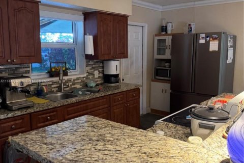 Casa en venta en Miami Gardens, Florida, 4 dormitorios, 111.48 m2 № 1940367 - foto 10