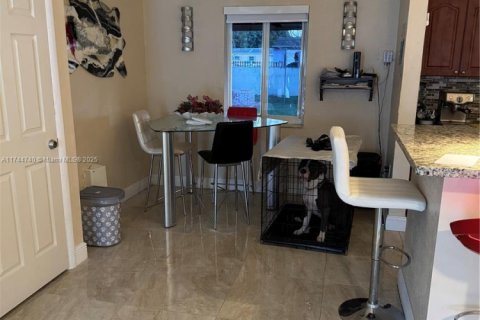 Casa en venta en Miami Gardens, Florida, 4 dormitorios, 111.48 m2 № 1940367 - foto 9