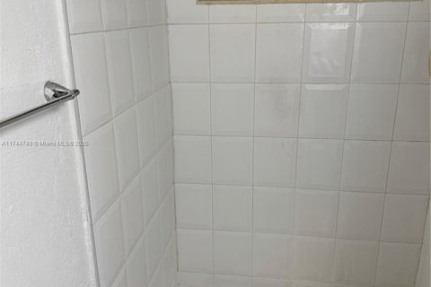 Casa en venta en Miami Gardens, Florida, 4 dormitorios, 111.48 m2 № 1940367 - foto 17