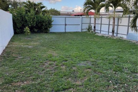 Casa en venta en Miami Gardens, Florida, 4 dormitorios, 111.48 m2 № 1940367 - foto 19