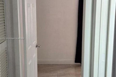 Casa en venta en Miami Gardens, Florida, 4 dormitorios, 111.48 m2 № 1940367 - foto 28