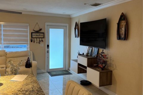 Casa en venta en Miami Gardens, Florida, 4 dormitorios, 111.48 m2 № 1940367 - foto 3